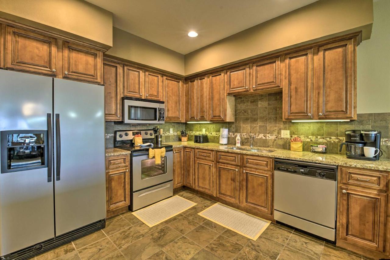 Inviting Branson Condo With Outdoor Dining Area ภายนอก รูปภาพ